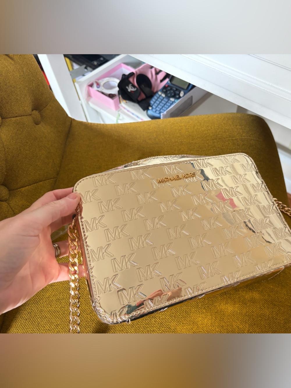 Michael Kors JetSet Crossbody in logo Gold Patent - Picture 8 of 13